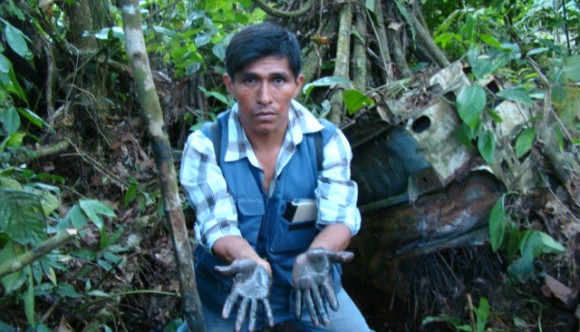 Cuenca del Pastaza. Monitor Ambiental de la Federación Indígena Quechua del Pastaza - FEDIQUEP muestra con sus propias manos la evidencia de la contaminación expuesta en el bosque. Abril, 2013.