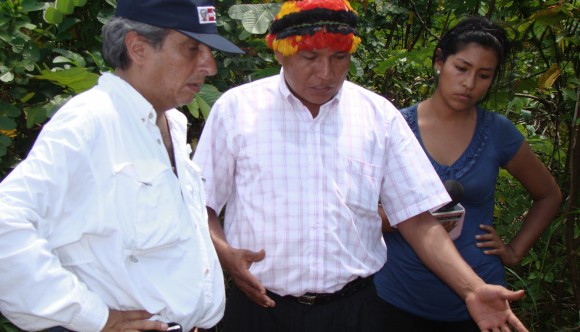 Cuenca del Corrientes. Ministro del Ambienta, Manuel Pulgar-Vidal escucha a Anrés Sandi, presidente de la FECONACO, quien el muestra los hallazgos de contaminación. Año 2013.