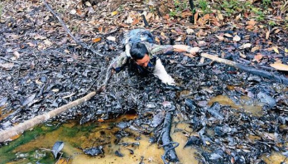 En junio de 2012 un grupo de congresistas visita puntos de contaminación en el Pastaza, Tigre y Marañón. El monitor ambiental de FECONACO, en plena demostración de contaminación se hundió en el crudo.