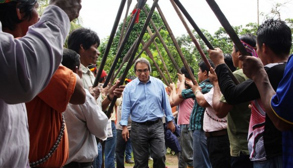 Relator de la ONU durante su visita a territorios indígenas amazónicos en diciembre de 2013.