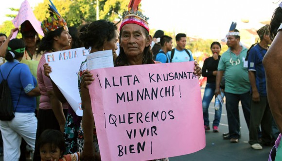 Madre indígena kichwa exige buen vivir.