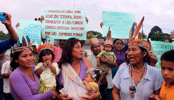 Mujeres kichwas en recepción a congresista. Comunidad 12 de octubre.