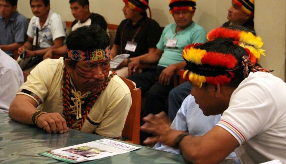 Apu Aurelio Chino, presidente de FEDIQUEP y apu Carlos Sandi, presidente de FECONACO.