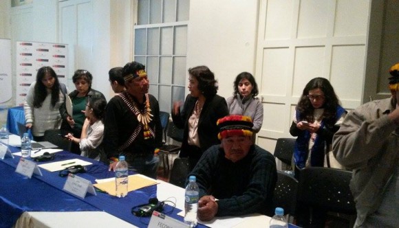 Apu Aurelio Chino, en conversación con la Viceministra de Interculturalidad Patricia Balbuena.