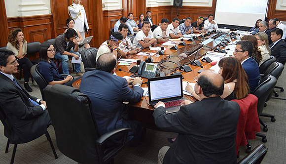 Sesión en PCM entre apus y Pimer Ministro, durante al anuncio de aprobación del fondo.