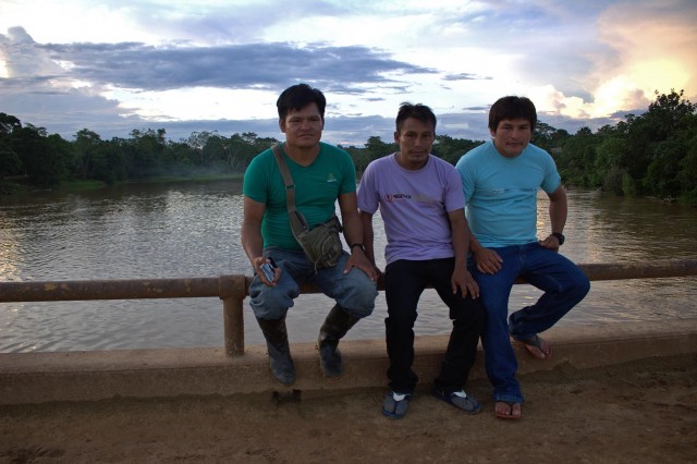 Monitores achuares de FECONACOR. Salomón Huamán a la izquierda junto a Saqueo y Roberto Sandi. De fondo del río Tigre, comunidad Doce de Octubre.