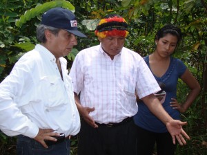 Cuenca del Corrientes. Ministro del Ambienta, Manuel Pulgar-Vidal escucha a Anrés Sandi, presidente de la FECONACO, quien el muestra los hallazgos de contaminación. Año 2013.