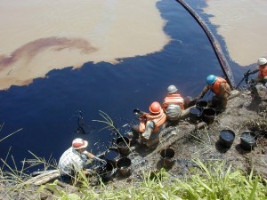 Cuenca el Marañón.Trabajos de remediación por pobladores del derrame de 5000 barriles de petróleo en el 2000, responsabilidad de Pluspetrol.