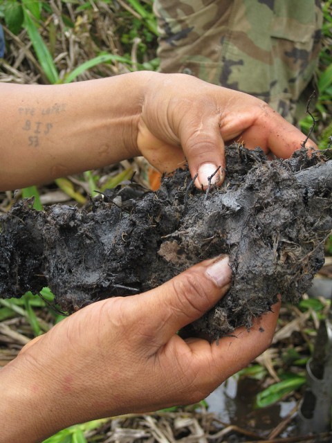 Muestras de contaminación en suelo durante las investigaciones públicas ambientales, en octubre de 2012. Aquella vez los monitores ambientales indígenas guiaron a las autoridades nacionales a los puntos contaminados.
