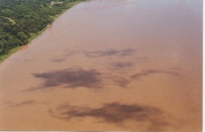 Vista aérea de derrame de petróleo de octubre del 2000, registrada desde helicóptero.