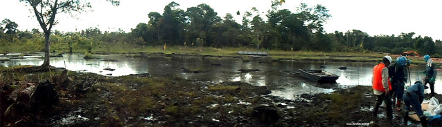 Panorámica de una laguna contaminada con petróleo, durante la constatación fiscal. Diciembre 2012.
